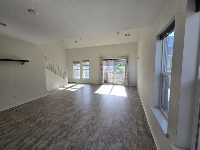 Building Photo - Stunning 3BR 3.5 BATHROOM House in Hayward