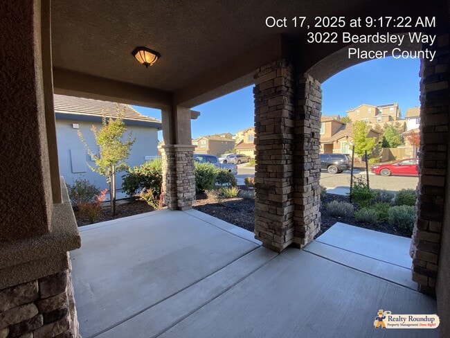 Building Photo - Pristinely Maintained Roseville Home with ...