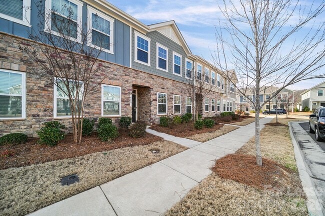 Building Photo - 410 Kenwood Vw