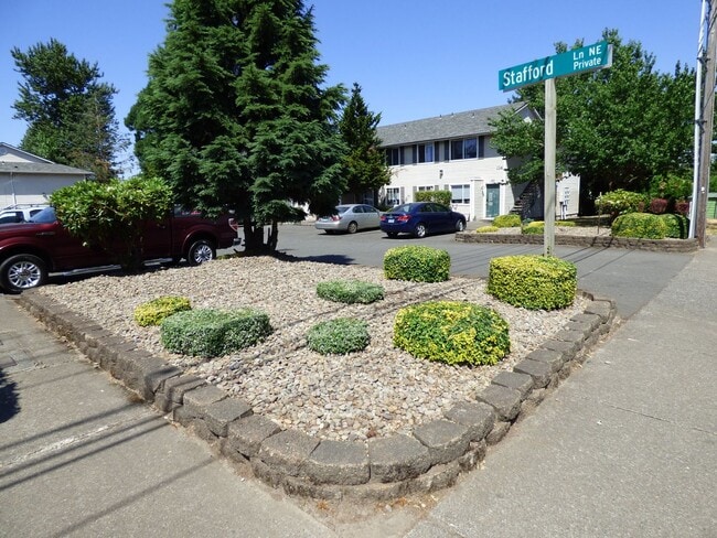 Building Photo - 3 bedroom 2 bath! East Lancaster