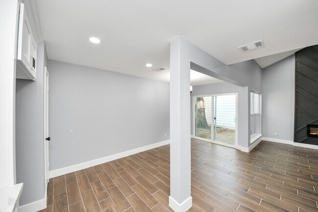 Building Photo - 10250 Bridgeland Ln