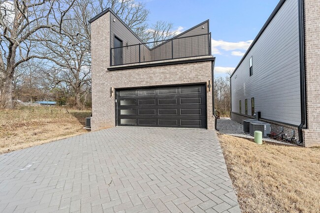 Building Photo - 479 S Happy Hollow Rd