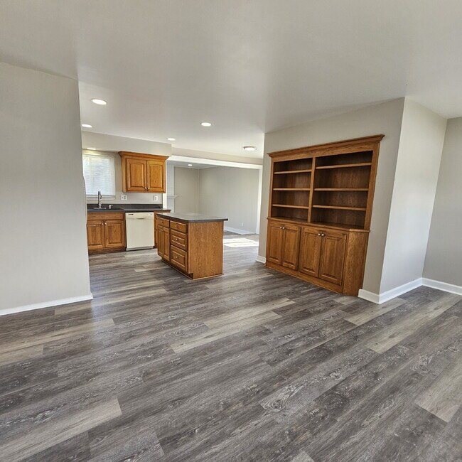 Building Photo - Updated 2 Bedroom Ranch with Open Living Room that Flows Through Kitchen, Dining Area to Great Ro...