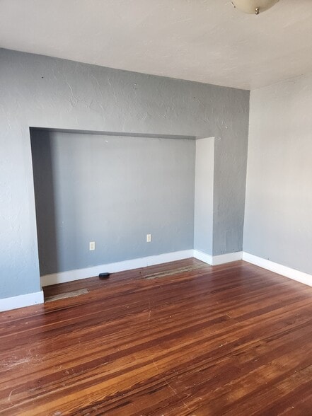 Building Photo - 736 W Poplar St