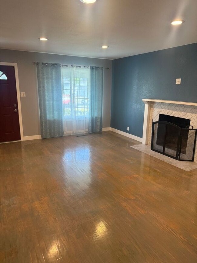 Building Photo - Charming 3 bedroom 2 bath home