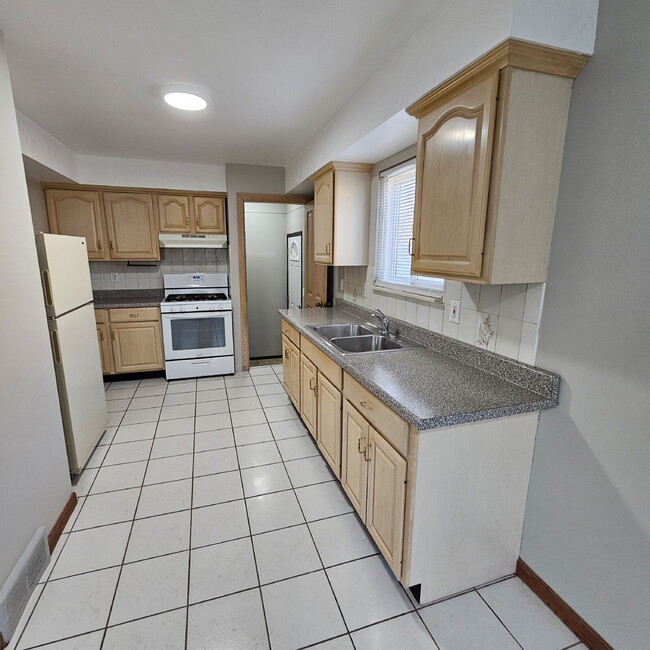 Building Photo - 3 Bedroom Ranch, Eat-In Kitchen, All Appliances, Big Basement with Extra Storage, 2 Car Garage.