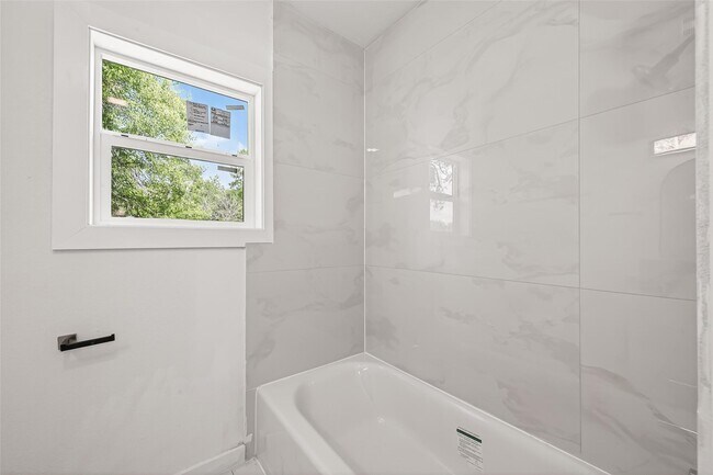 Building Photo - 815 Brooks Ave