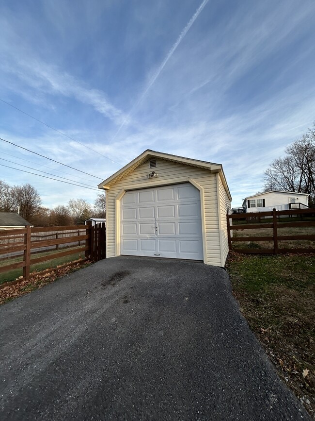 Building Photo - 28 Moats Ln