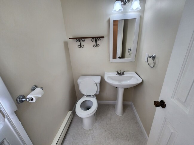 Building Photo - Beautifully remodeled 2 bed, 1 Bath townho...