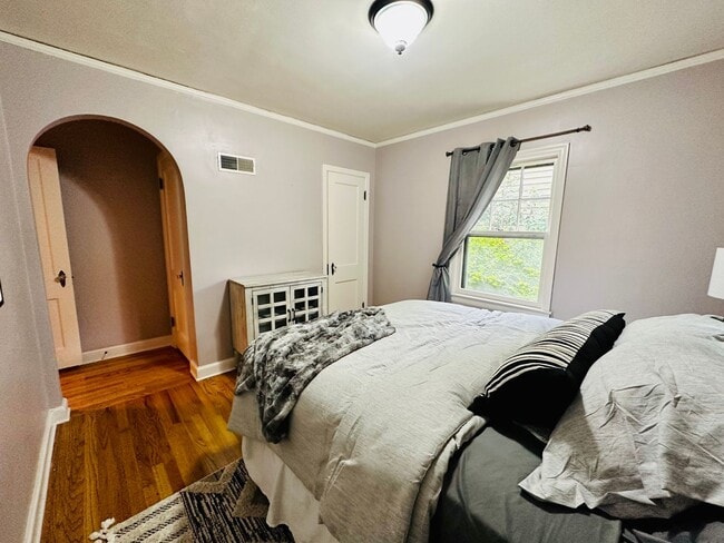 Building Photo - {8100} Picture Perfect Leawood Cottage + C...