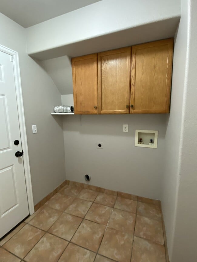 Building Photo - 4 bedroom - Montero