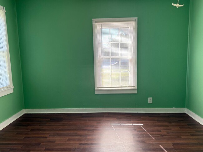Building Photo - AMAZING LOCATION, Ranch Home Downtown Smit...