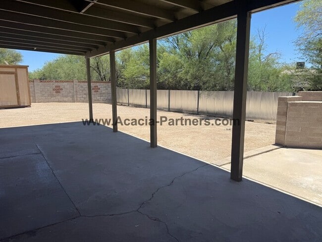 Building Photo - Three Bedroom Home