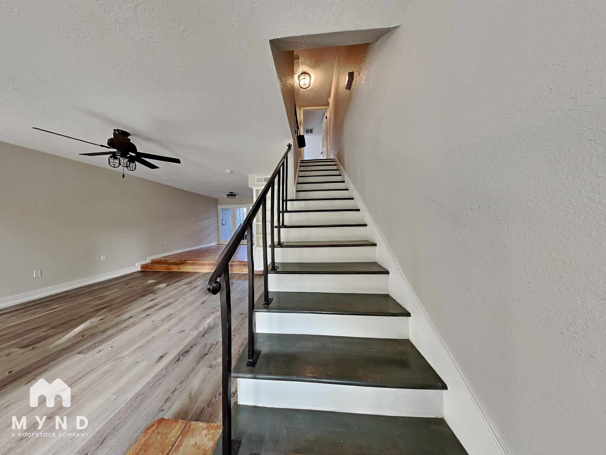 Building Photo - 2052 Lakeside Dr