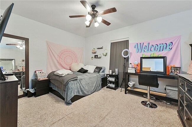 Building Photo - 4 Bed, 4 Bath Barracks Unit for August 202...