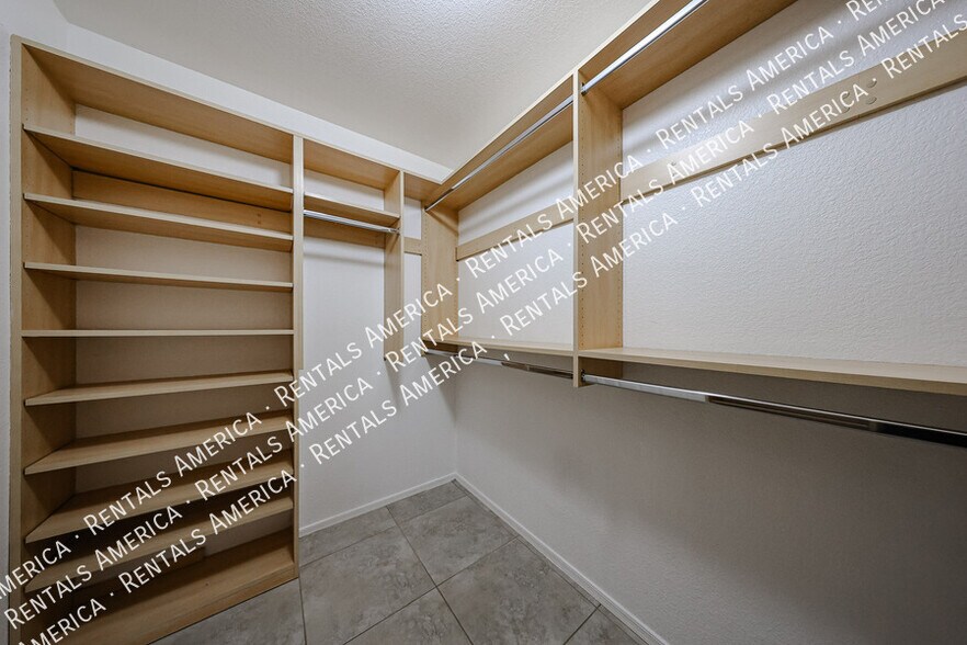 Building Photo - 854 W Straford Ave