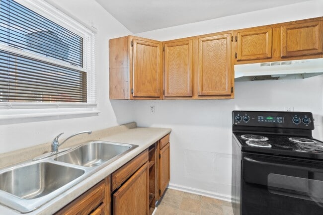 Building Photo - 3 BEDROOM BRICK TOWNHOME FOR RENT IN NORFOLK