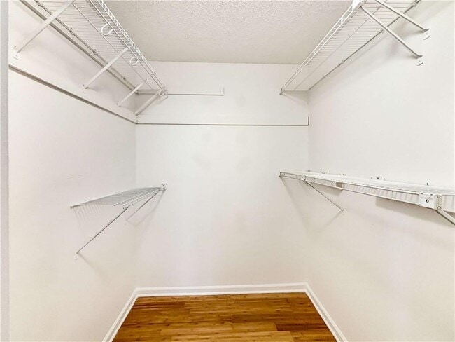 Building Photo - 1543 Hillhaven Dr