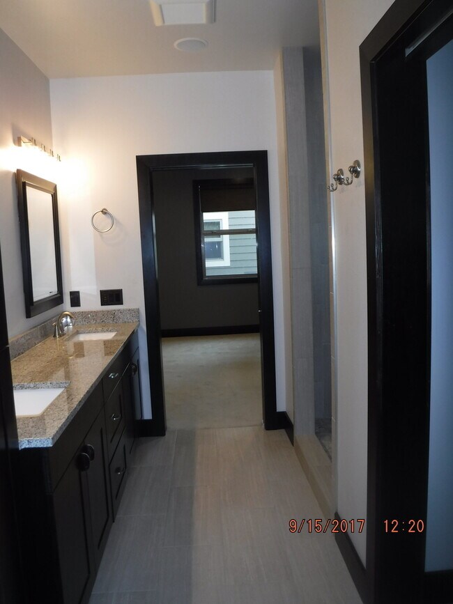 Building Photo - Gorgeous modern 5 bedroom - Minutes from MSU!