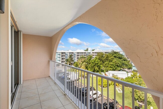 Building Photo - 3 Bedroom, 2 Bathroom Unfurnished Condo for a 1 year lease!