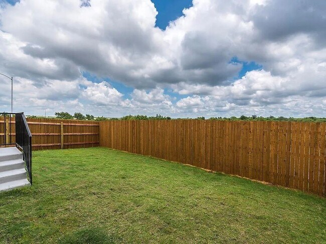 Building Photo - 3 Bed 2 Bath Home with Fenced Back Yard