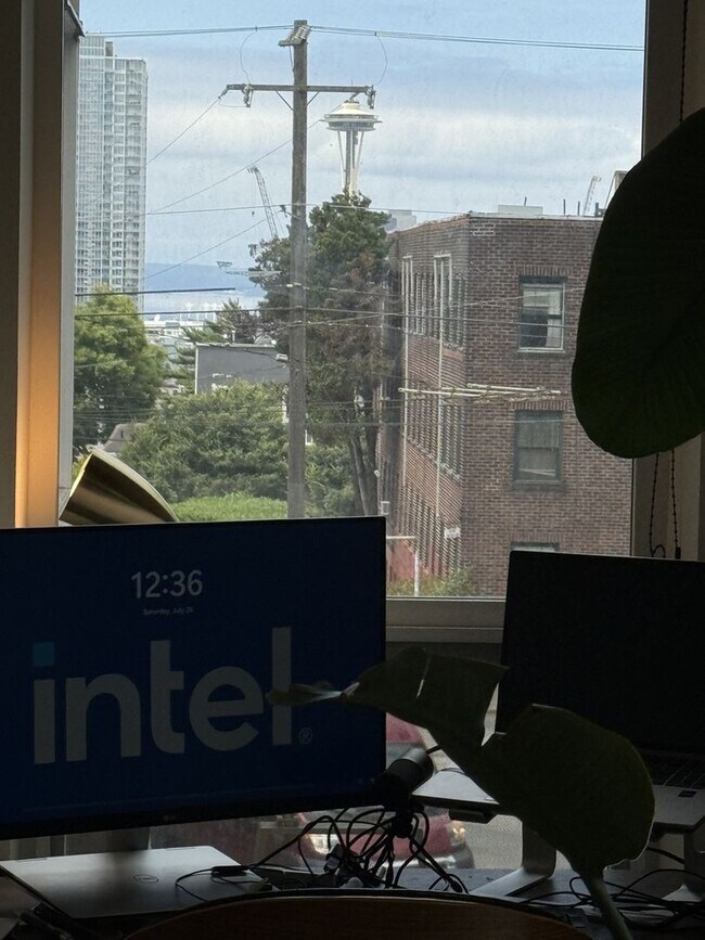 Building Photo - Charming and Rare 2BR/2BA/2Garage Parking ...