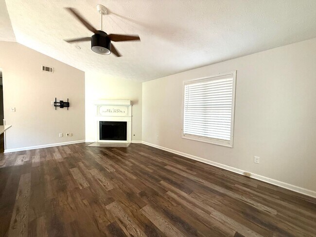 Building Photo - Renovated 3 bedroom 2 bath Ranch