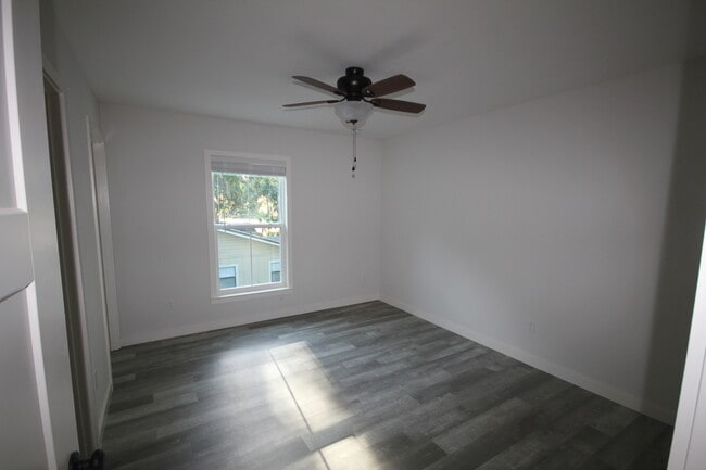 Building Photo - Luxury 4 Bed / 4 Bath Bungalow Cottage -- ...