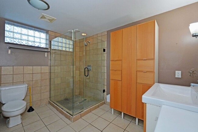 Building Photo - Beautiful 3-Bed 2-Bath Home Available In N...