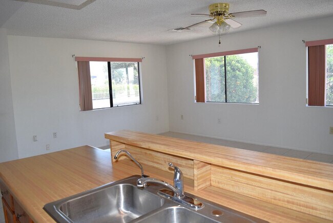 Building Photo - 12411 W Foxfire Dr
