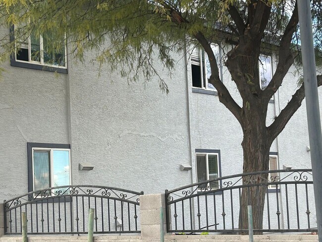 Building Photo - Charming 2BR Duplex in Surprise