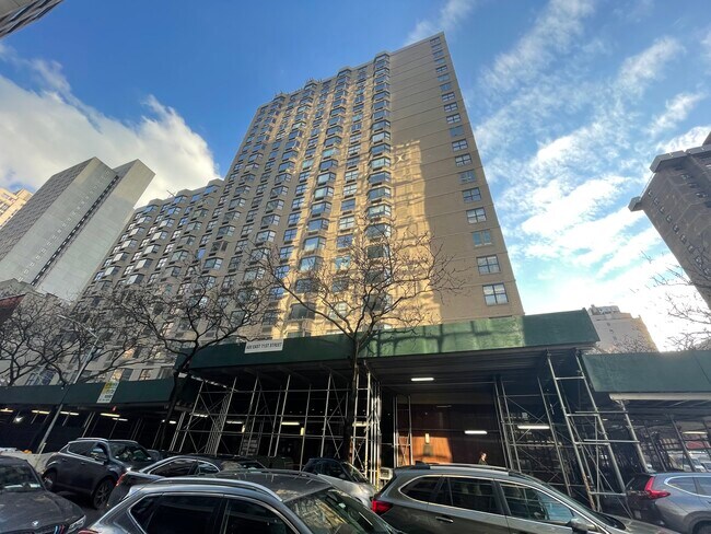 Primary Photo - 400 E 71st St