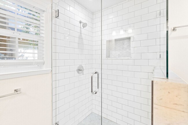 Building Photo - Charming & Spacious Single Family Home