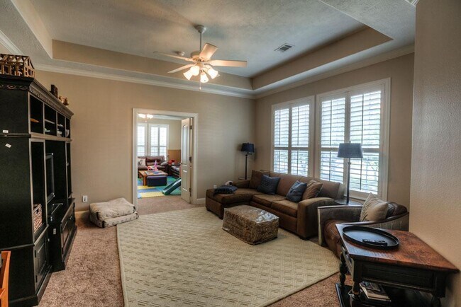 Building Photo - 1043 Memorial Village Dr