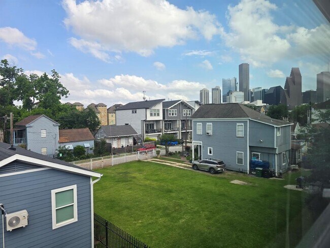 Building Photo - 1309 Bingham St