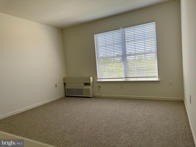 Building Photo - 10 Sequoia Dr