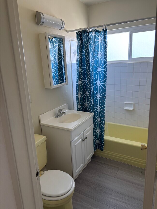 hallway full bathroom - 25219 Loytan St