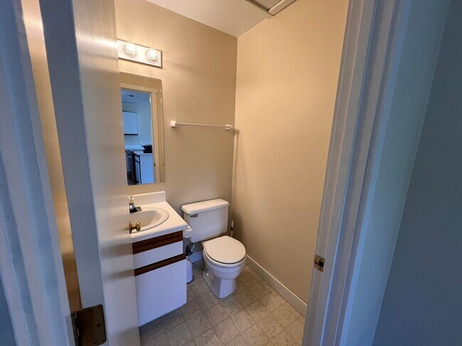 Building Photo - 2 Bedroom Duplex For Rent In Hood River