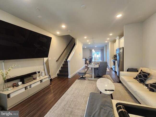 Building Photo - 140 Stowe Dr