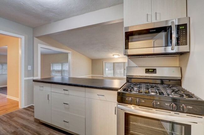 Building Photo - Charming 2BR/2BA Single Family Home!