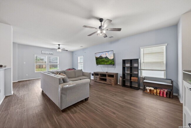 Building Photo - 4 Bedroom/2.5 Bath Summerhill Subdivision