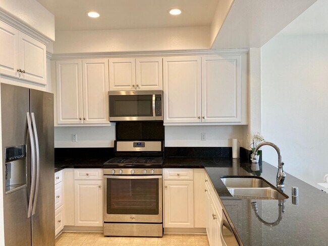 Building Photo - Modern Coastal Living – 2-Bed, 2.5-Bath Ho...