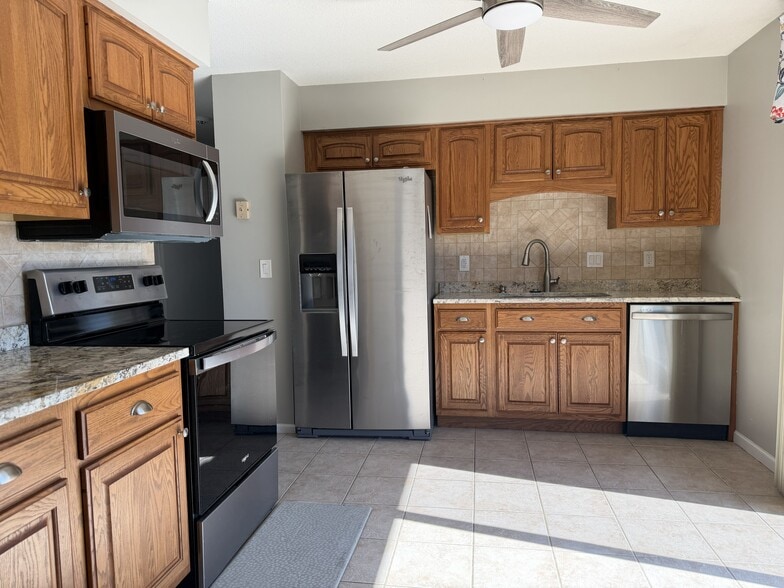 Sunny kitchen - 3309 Winston Dr