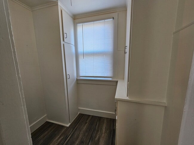 Building Photo - Super cute SE 2 bedroom 1 bath with many u...