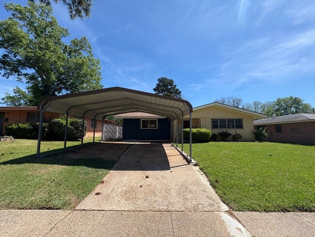 Building Photo - Gorgeous 4 bedroom/1 bath with Central Air and Heat!