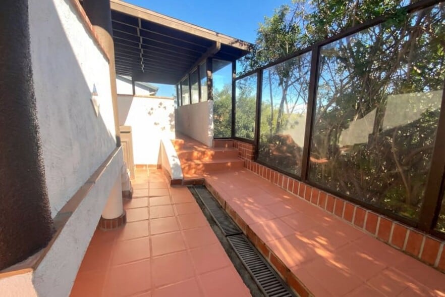 Building Photo - 2541 Haller St