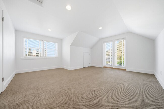 Building Photo - Three bedroom and Two Bathroom home in Portland Heights! Gourmet Kitchen and incredible natural L...