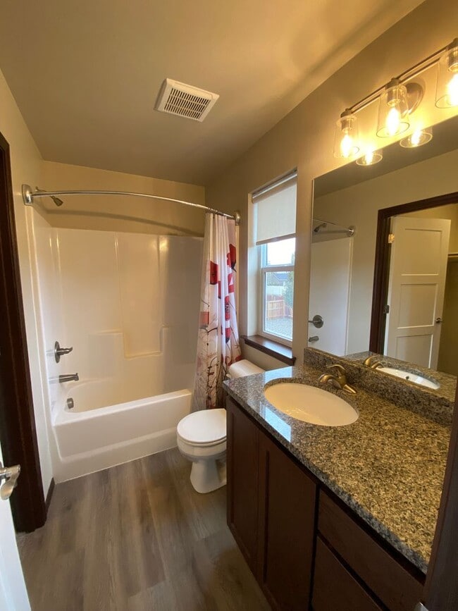 Building Photo - Beautiful 3 Bedroom 2.5  Bathroom Townhome w/ 2-car Garage - in the Eastmont School District!