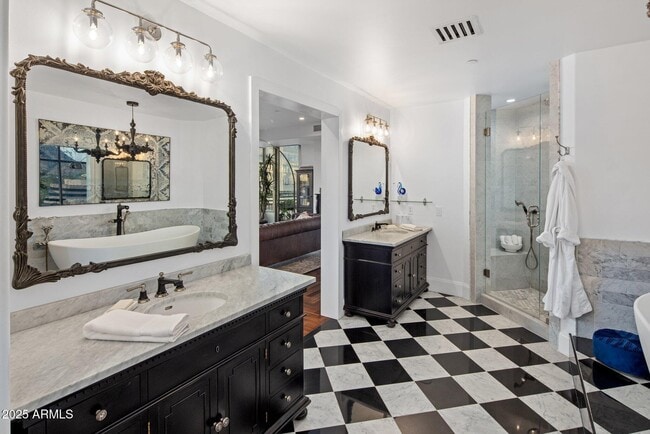 Building Photo - 2211 E Camelback Rd