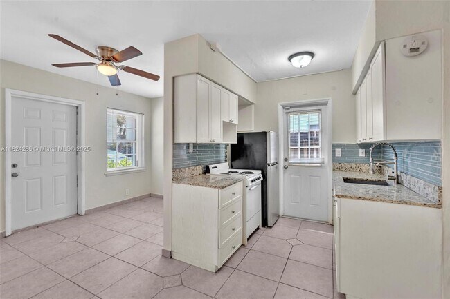 Building Photo - 930 N 16th Ave